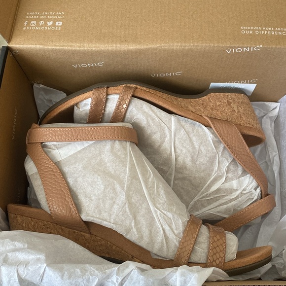 New in Box Vionic Orlanda Sandals - Picture 7 of 7